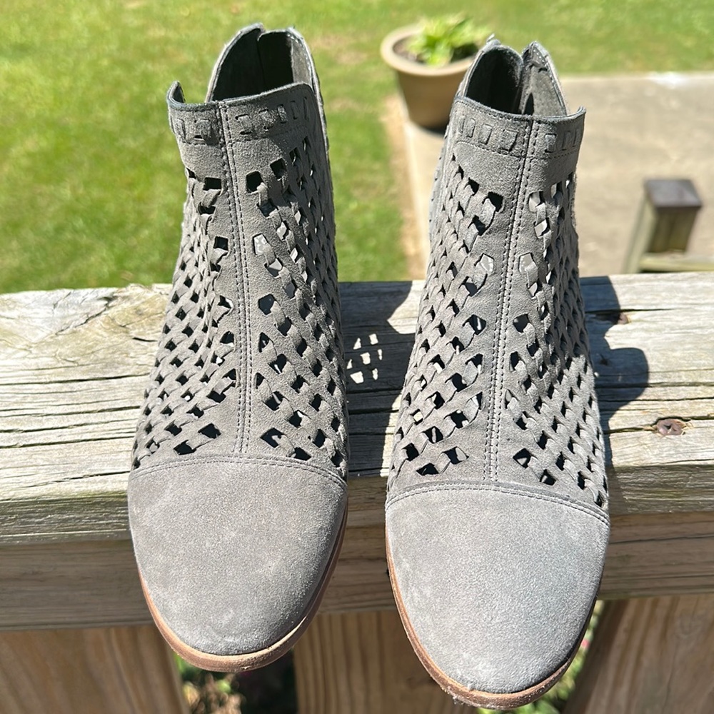 New Vince Camuto army green leather booties